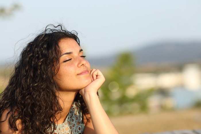 برخی از مواد موجود در بالم لب به جلوگیری از آسیب آفتاب به پوست حساس لب ها کمک می کند