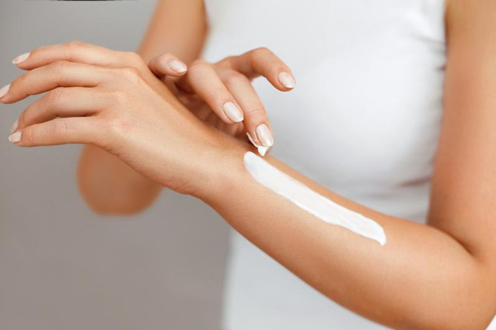 برای کمک به کاهش خارش و تسکین پوست ملتهب می توانید از مرطوب کننده استفاده کنید.