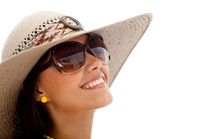 برای جلوگیری از تیرگی زیر چشم از کرم ضد آفتاب استفاده کنید