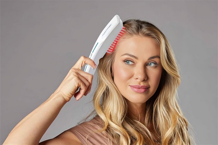 لیزرهای خانگی برای درمان ریزش مو در اشکال مختلفی مانند کلاه و شانه موجود هستند.