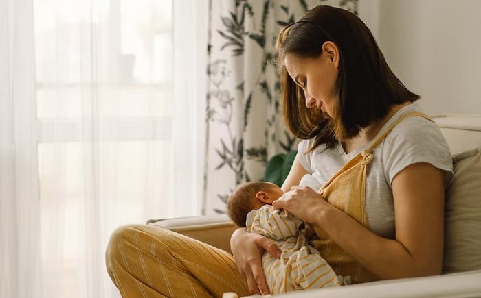 نوزادانی که با شیر مادر تغذیه می شوند، مواد مغذی مورد نیاز خود را از طریق شیر مادر دریافت می کنند.